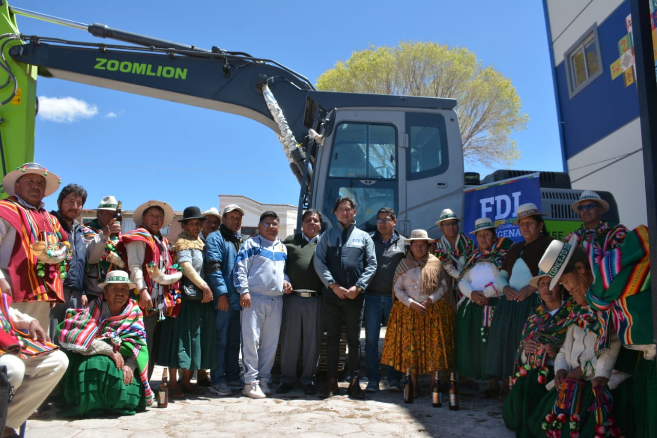 GOBIERNO ENTREGA MAQUINARIA AL MUNICIPIO DE SANTIAGO DE ANDAMARCA PARA FORTALECER LA PRODUCCIÓN CAMÉLIDA